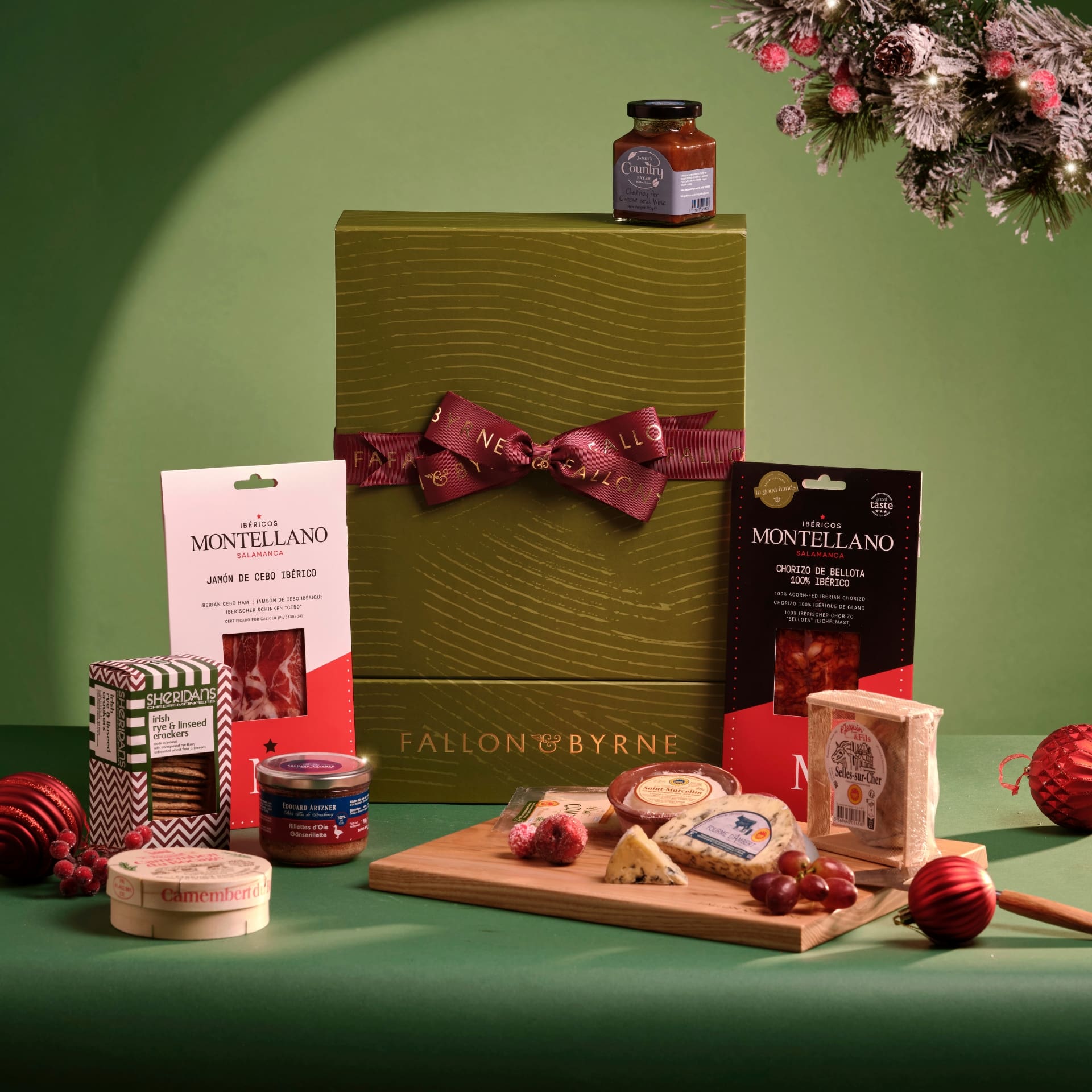 The Cheese and Charcuterie Board is the perfect hamper gift for lovers of charcuterie and cheese, or those trying for the first time, a perfect hamper gift choice