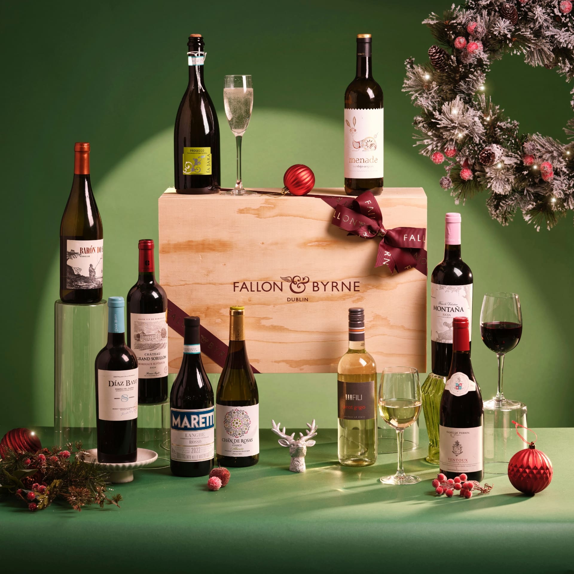 It's Wine Time is the perfect wine gift set, from stunning sparkling, exceptional reds and fabulous whites - this wine hamper is the ultimate wine gift for novices, experts and everyone in between. With 10 expertly chosen wines, this gift showcases the finest wines from the Fallon & Byrne shelves.